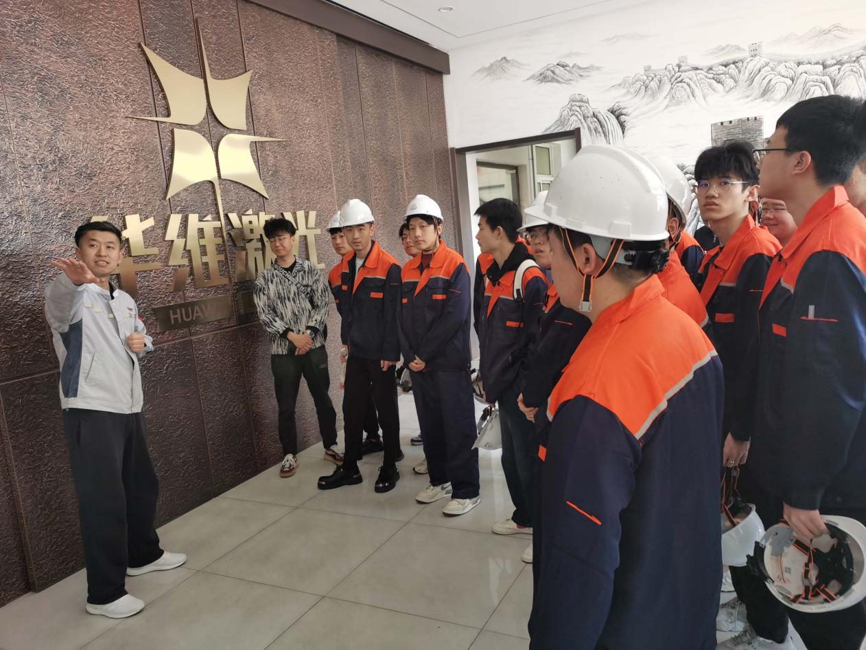 Shenyang Texnologiya Universitetinin müəllim və tələbələri Huawei Lazer Equipment Manufacture Co, Ltd oldu.