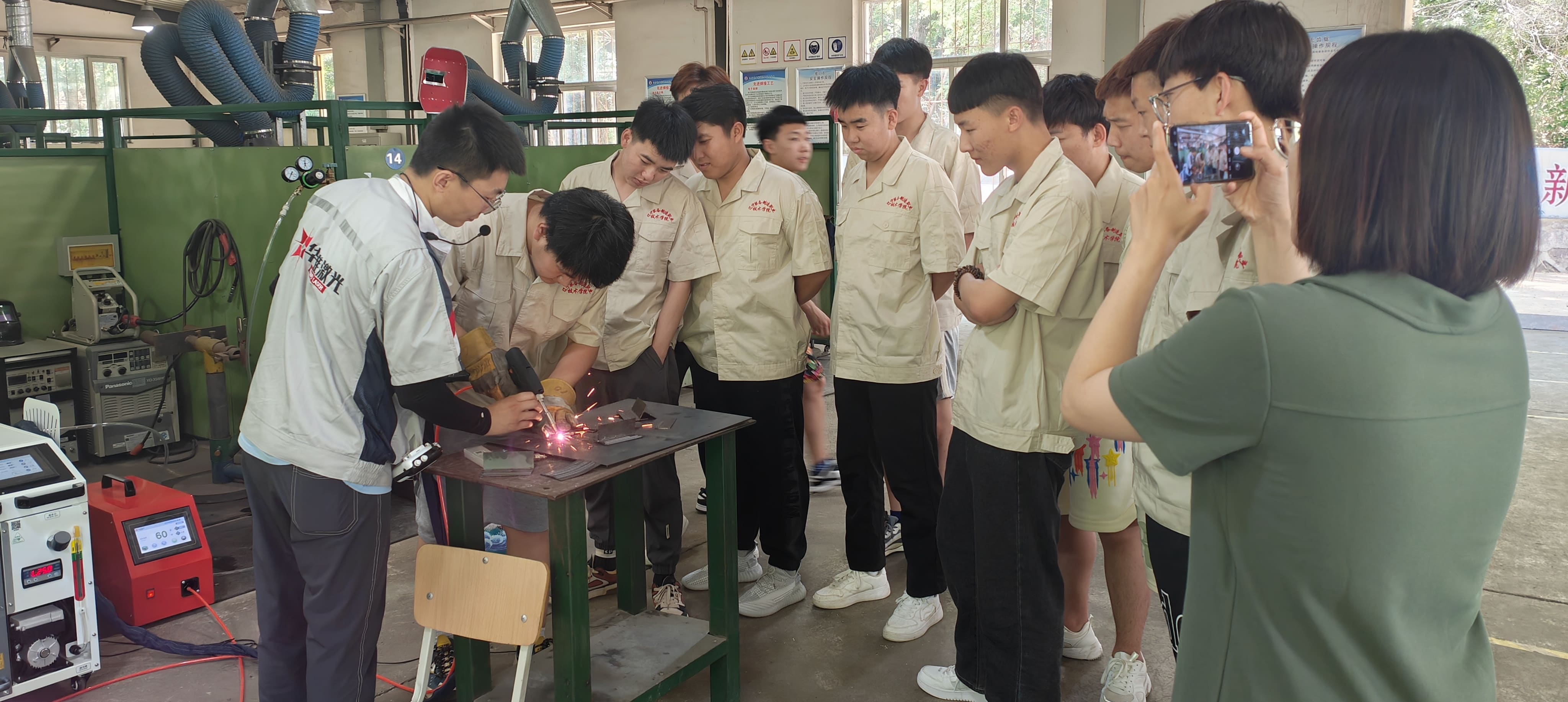 Huawei Lazer'in 1500w əlindəki qaynaqçı, Liaoning Tech Kollecində bacarıq təhsili artırır